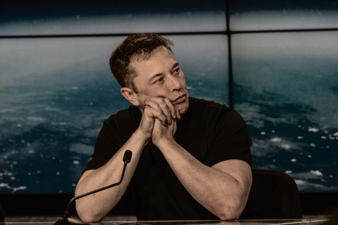 Elon Musk, CEO di SpaceX, durante una conferenza stampa. Fonte Wikimedia Commons.