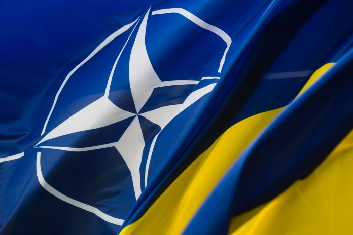 Bandiere NATO-Ucraina. Fonte wikimedia commons.