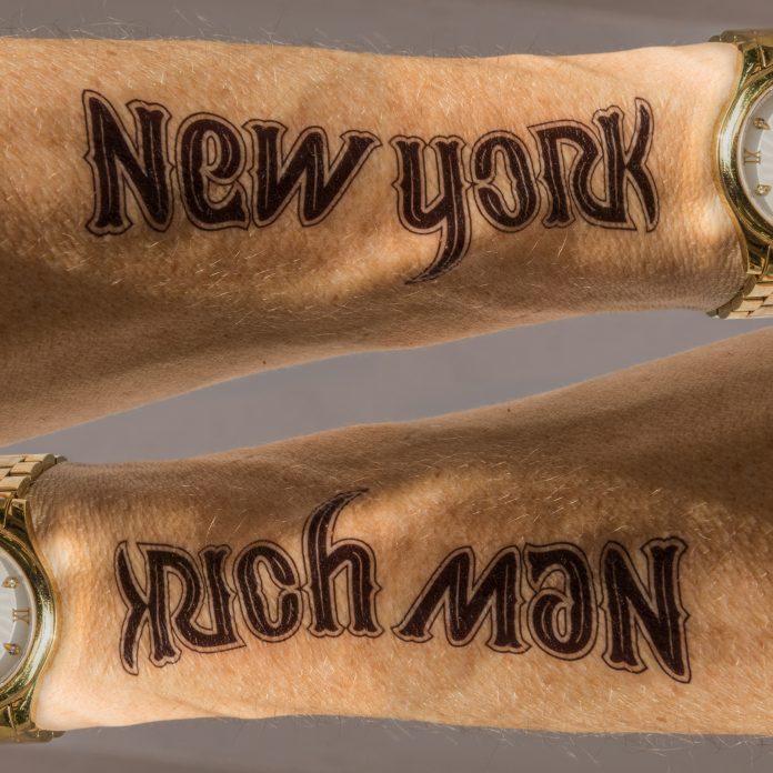 Tatuaggio ambigram uomo ricco di New York. Fonte Wikimedia Commons.