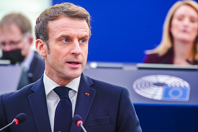 Marcia contro l’antisemitismo: Emmanuel Macron denuncia un “inutile dibattito” sulla sua assenza