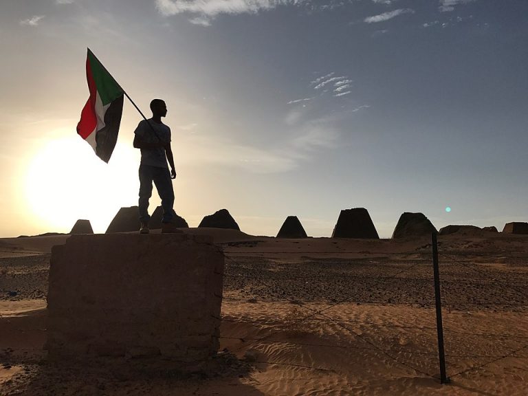 Sudan: firmato accordo di transizione tra militari e rappresentanti politici
