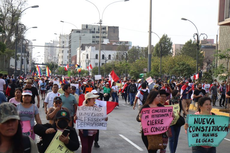 Lima in fiamme: più di 50 morti causati dalle proteste contro la presidente Dina Boluarte