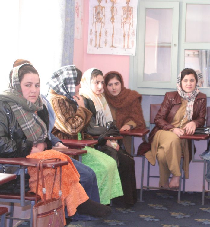 Donne afghane tra i banchi di scuola prima dei continui divieti imposti dal governo Fonte: Wikimedia Commons